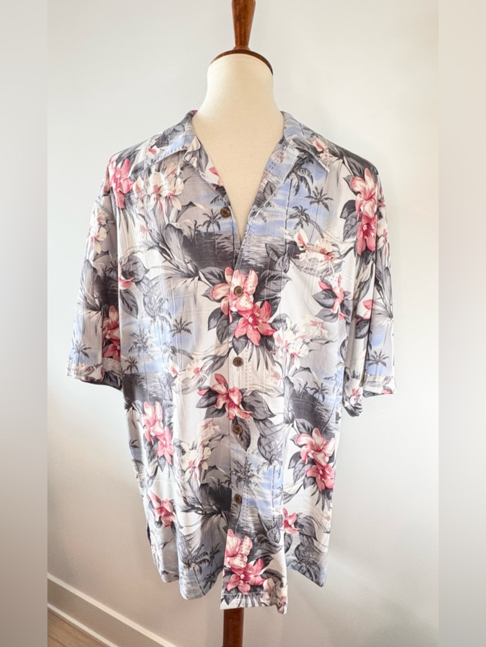 Tommy Bahama Silk Floral Hawaiian Button-Up Shirt in Blue, Pink & Gray Men’s M